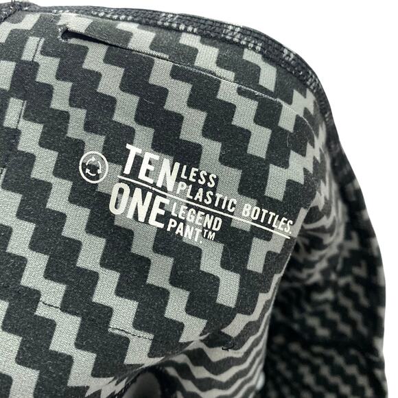 Nike Chevron Capri Leggings Size XS Legend 2.0 Training Dri-Fit Athletic Zig Zag - Picture 3 of 9